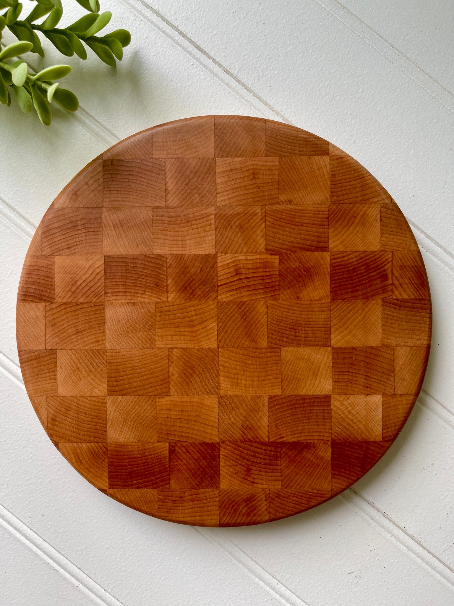 END-GRAIN ROUND CUTTING BOARD